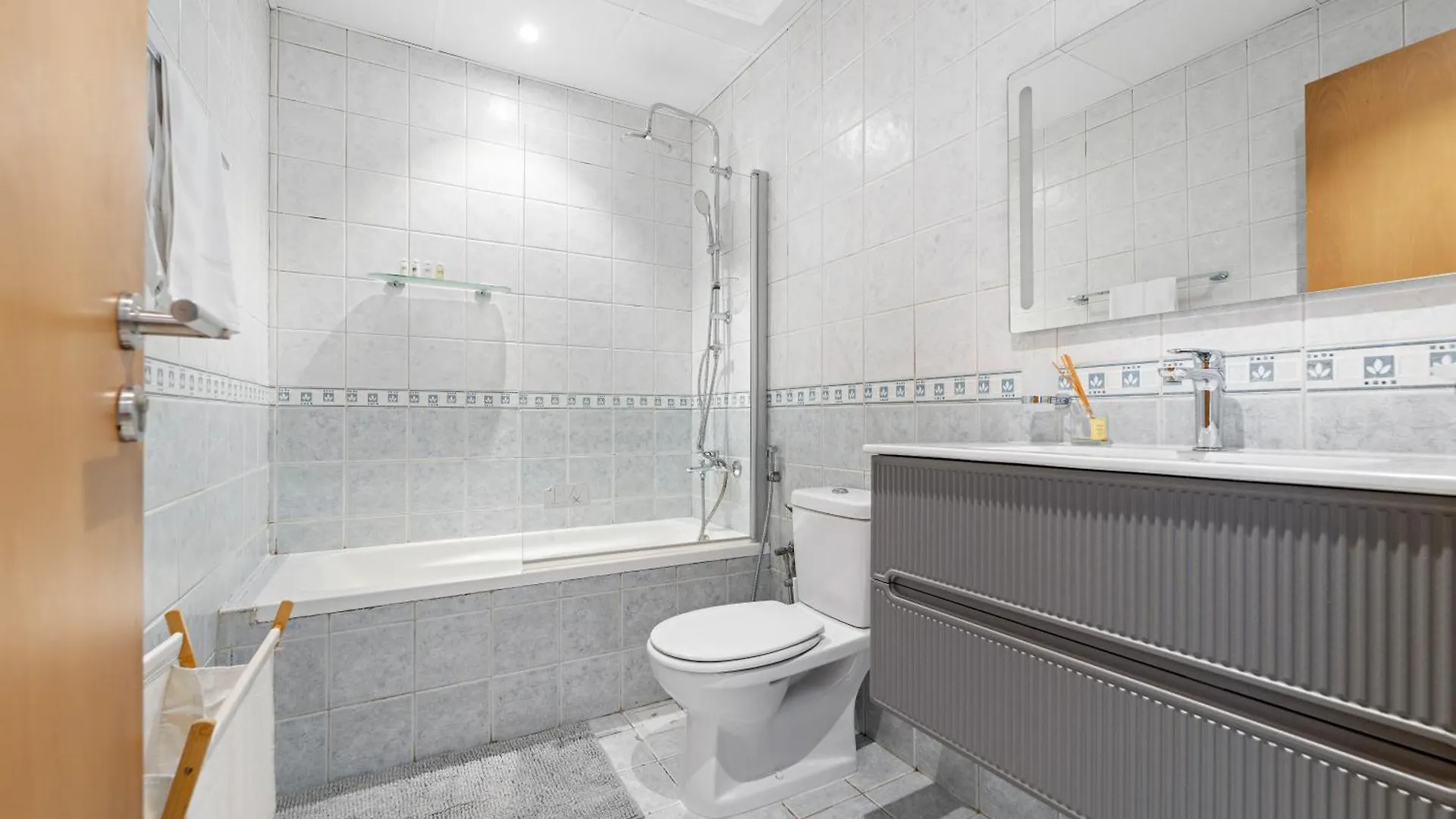 Apartament Cozy Studio Near The Beach With Access To Pool And Gym Dubaj